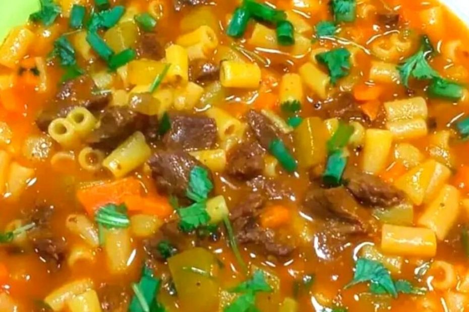 Sopa de macarrão com carne e legumes, perfeito para dias frios