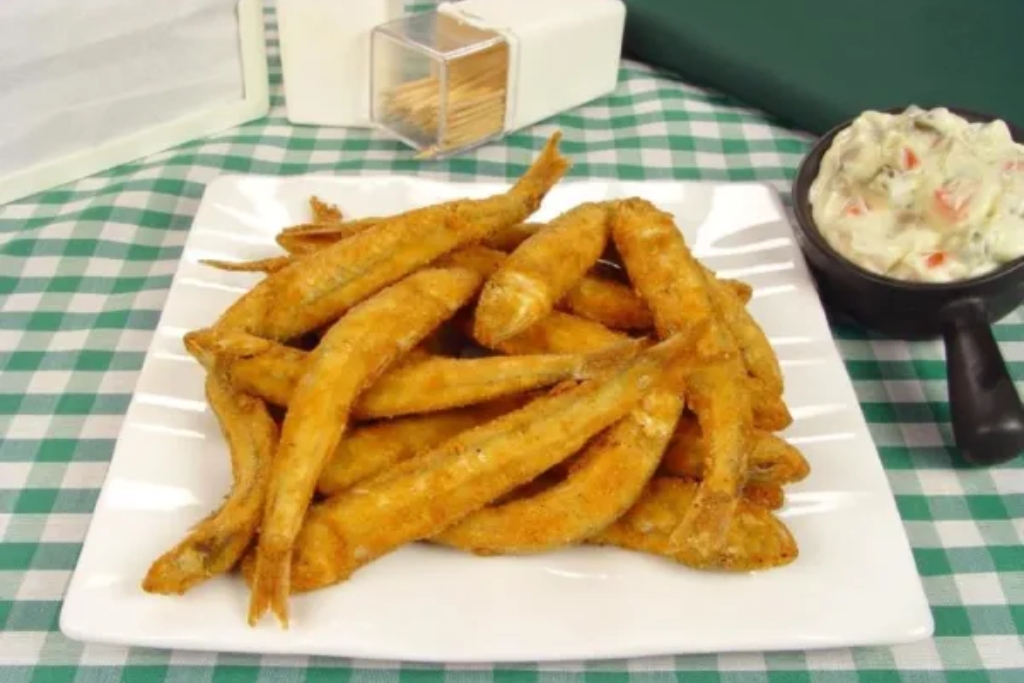 Manjuba frita com parmesão e deliciosa para servir como petisco, entrada ou acompanhamento