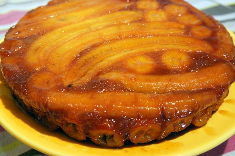 Bolo de banana de liquidificador com banana caramelizada perfeito para o lanche ou café